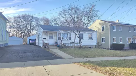 918 Lavoie Ave, Elgin, IL 60120