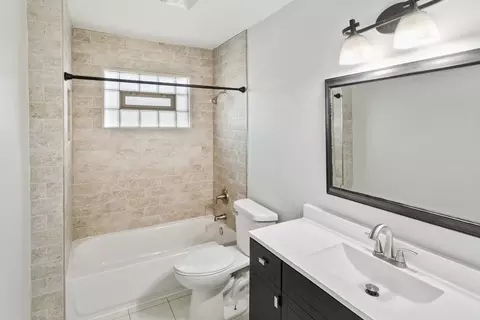 Bath - 118 Springleaf Dr, Bolingbrook, IL 60440 photo 3 of 3