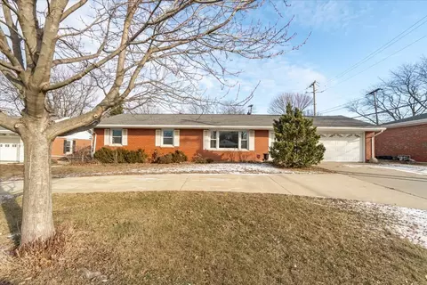 226 Fairway Dr, Bloomington, IL 61701