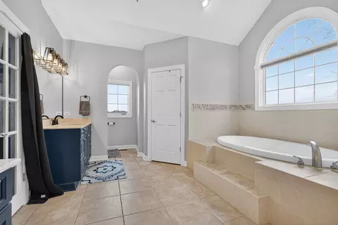 Bath - 2804 Ninovan Ln, Minooka, IL 60447 photo 5 of 10