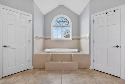 Bath - 2804 Ninovan Ln, Minooka, IL 60447 photo 1 of 10