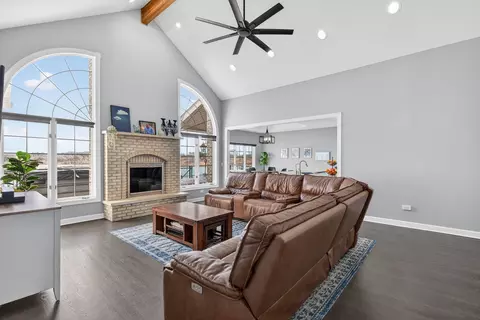 Living - 2804 Ninovan Ln, Minooka, IL 60447 photo 4 of 4