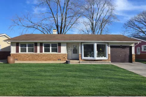 15 Wildwood Rd, Elk Grove Village, IL 60007