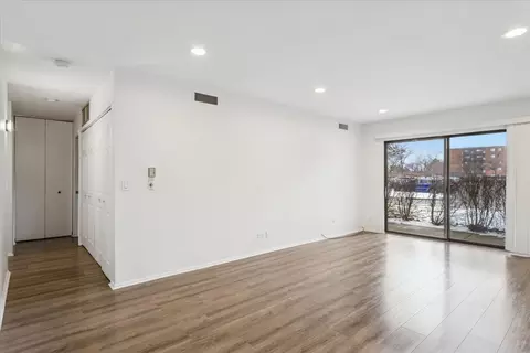 720 Wellington Ave #113, Elk Grove Village, IL 60007