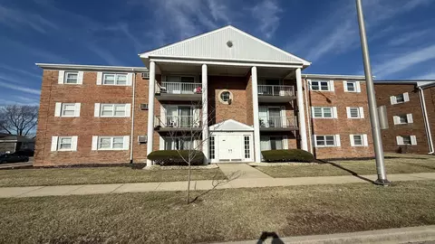 4420 W 111th St #104, Oak Lawn, IL 60453