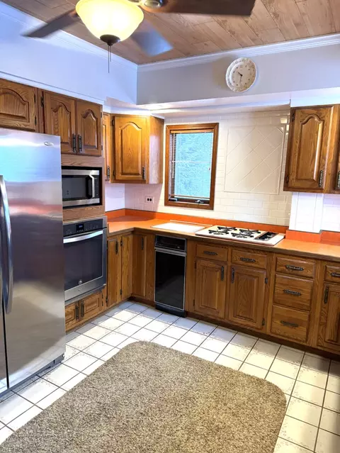 Kitchen - 6 S151 Old Eola Rd, Eola, IL 60519 photo 4 of 6