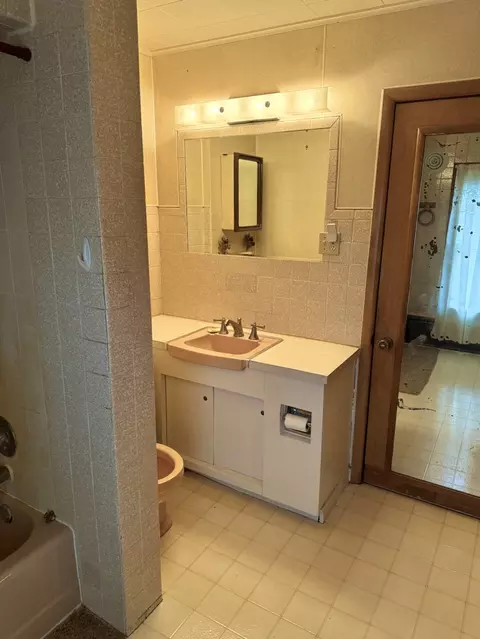 Bath - 6 S151 Old Eola Rd, Eola, IL 60519 photo 1 of 4
