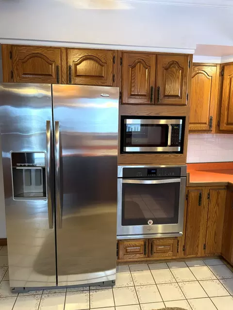Kitchen - 6 S151 Old Eola Rd, Eola, IL 60519 photo 2 of 6