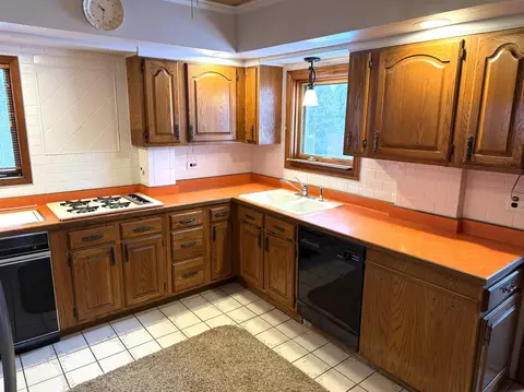 Kitchen - 6 S151 Old Eola Rd, Eola, IL 60519 photo 1 of 6