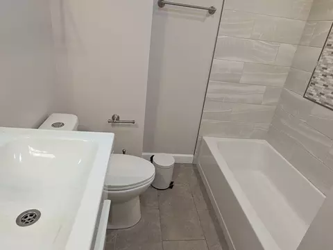 Bath - 700 Lakeside Cir Dr, Wheeling, IL 60090 photo 3 of 6