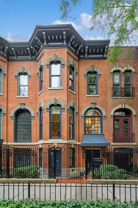 24 W Chestnut St, Chicago, IL 60610