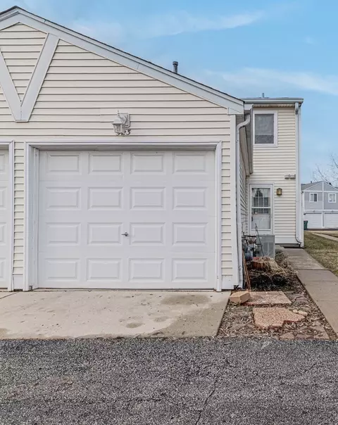 523 Meadow Green Ln, Round Lake Beach, IL 60073