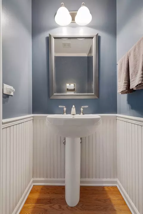 Bath - 1127 Pine Valley Ct, Elgin, IL 60124 photo 1 of 5
