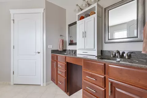 Bath - 1127 Pine Valley Ct, Elgin, IL 60124 photo 2 of 5