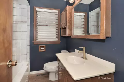 Bath - 800 Morgan St, Elgin, IL 60123 photo 1 of 1