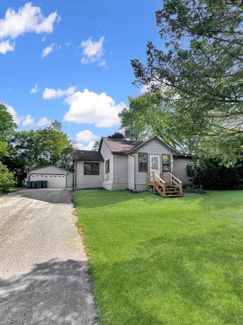 11 S Lake Ave, Fox Lake, IL 60020