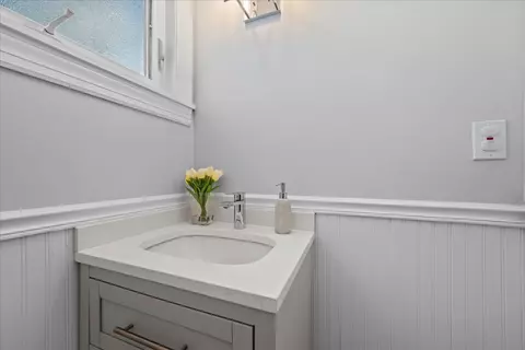 Bath - 610 Drexel Ave, Glencoe, IL 60022 photo 1 of 5