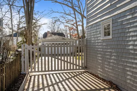Exterior - 610 Drexel Ave, Glencoe, IL 60022 photo 5 of 7
