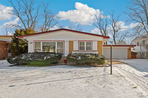 223 W Rainbow Dr, Glenwood, IL 60425