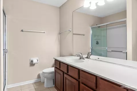 Bath - 1011 Reserve Dr, Elgin, IL 60124 photo 1 of 2