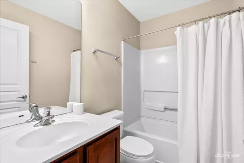 Bath - 1011 Reserve Dr, Elgin, IL 60124 photo 2 of 2