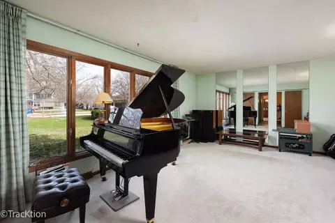 Living - 249 Surrey Rd, Bartlett, IL 60103 photo 2 of 2
