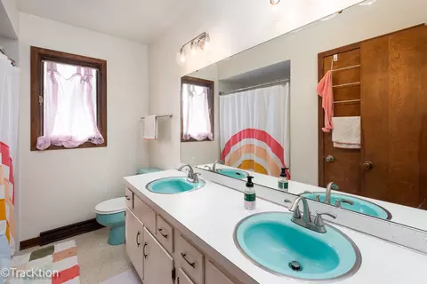 Bath - 249 Surrey Rd, Bartlett, IL 60103 photo 3 of 3