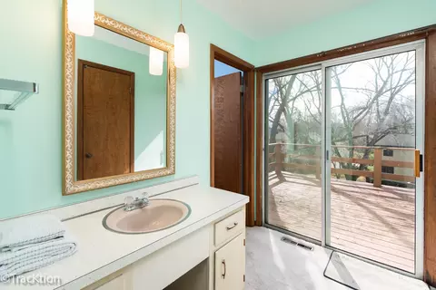 Bath - 249 Surrey Rd, Bartlett, IL 60103 photo 1 of 3