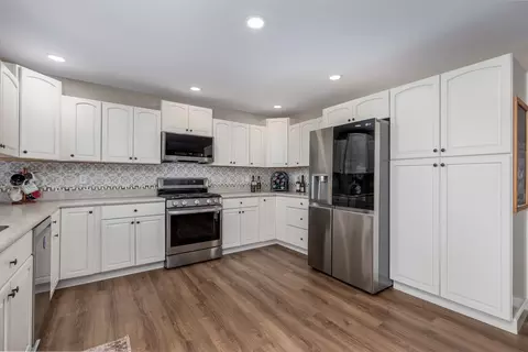 Kitchen - 4 Maplewood Ln, Ottawa, IL 61350 photo 2 of 2