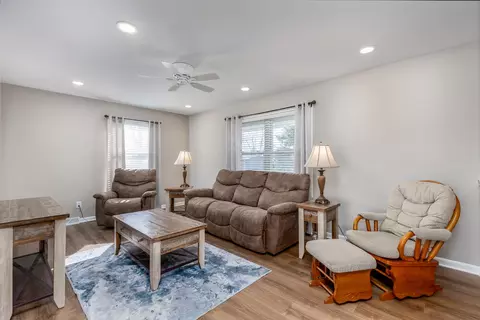 Living - 4 Maplewood Ln, Ottawa, IL 61350 photo 1 of 3