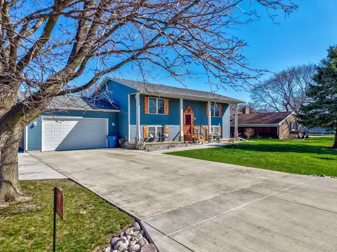 Exterior - 4 Maplewood Ln, Ottawa, IL 61350 photo 2 of 4