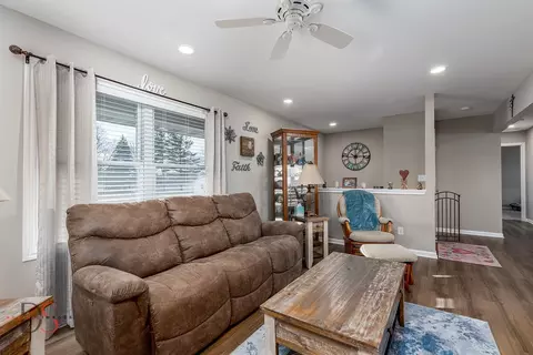 Living - 4 Maplewood Ln, Ottawa, IL 61350 photo 2 of 3
