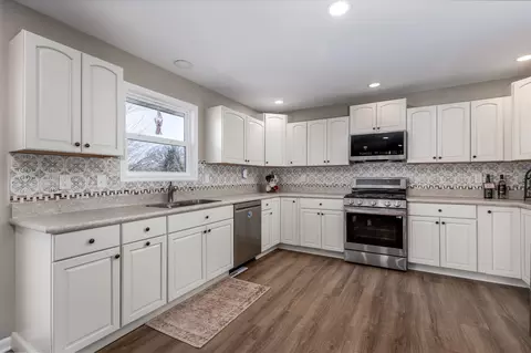 Kitchen - 4 Maplewood Ln, Ottawa, IL 61350 photo 1 of 2