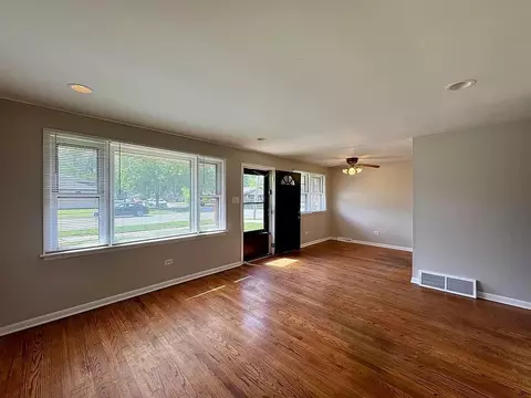 Living - 14401 Kolin Ave, Midlothian, IL 60445 photo 2 of 6