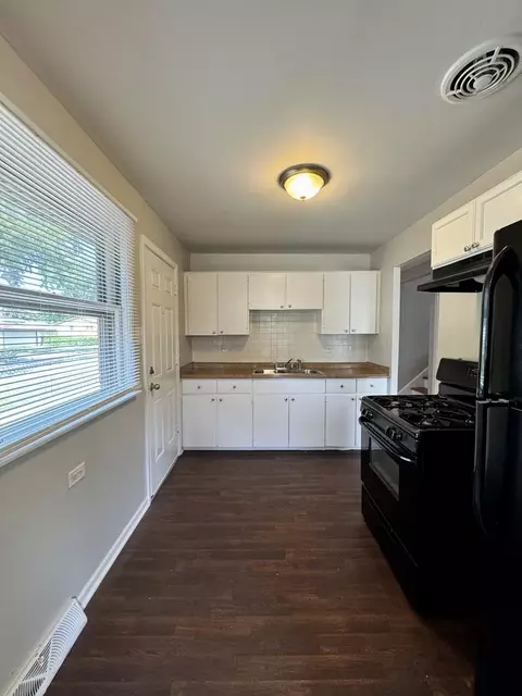 Kitchen - 14401 Kolin Ave, Midlothian, IL 60445 photo 1 of 3