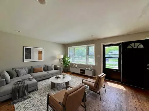 Living - 14401 Kolin Ave, Midlothian, IL 60445 photo 3 of 6