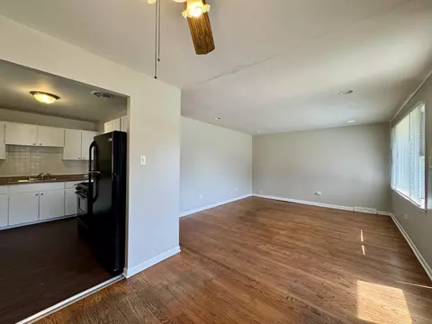 Living - 14401 Kolin Ave, Midlothian, IL 60445 photo 6 of 6