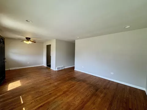 Living - 14401 Kolin Ave, Midlothian, IL 60445 photo 5 of 6