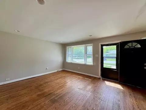 Living - 14401 Kolin Ave, Midlothian, IL 60445 photo 4 of 6