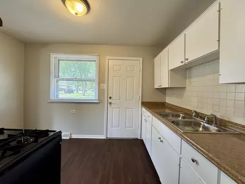 Kitchen - 14401 Kolin Ave, Midlothian, IL 60445 photo 3 of 3
