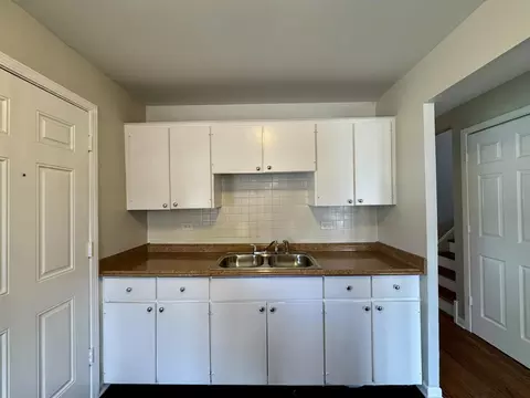 Kitchen - 14401 Kolin Ave, Midlothian, IL 60445 photo 2 of 3