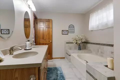 Bath - 8 Minks Ct, Bloomington, IL 61704 photo 3 of 4