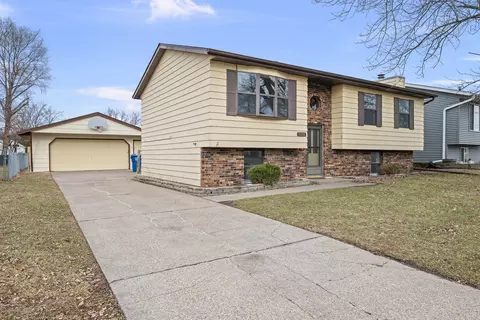 3208 W 64th St, Davenport, IA 52806
