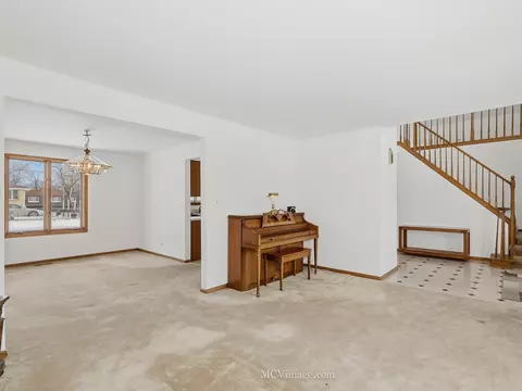 Living - 729 N 8th Ave, Addison, IL 60101 photo 1 of 2