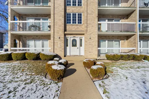 5242 W 79th St #3D, Burbank, IL 60459