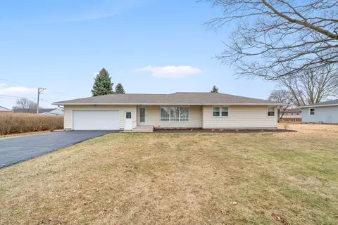 917 Sunset Ave, Earlville, IL 60518