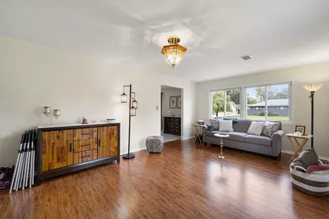 Living - 100 Des Plaines Ln, Hoffman Estates, IL 60169 photo 3 of 4