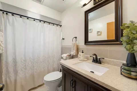 Bath - 100 Des Plaines Ln, Hoffman Estates, IL 60169 photo 2 of 2