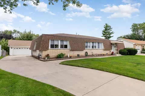 100 Des Plaines Ln, Hoffman Estates, IL 60169