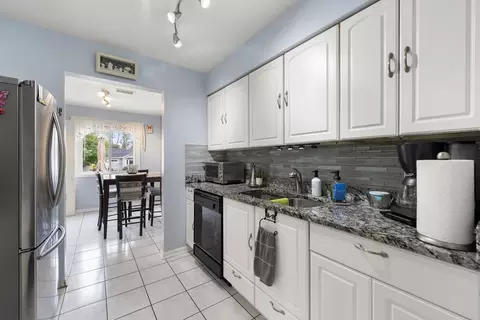 Kitchen - 100 Des Plaines Ln, Hoffman Estates, IL 60169 photo 2 of 3